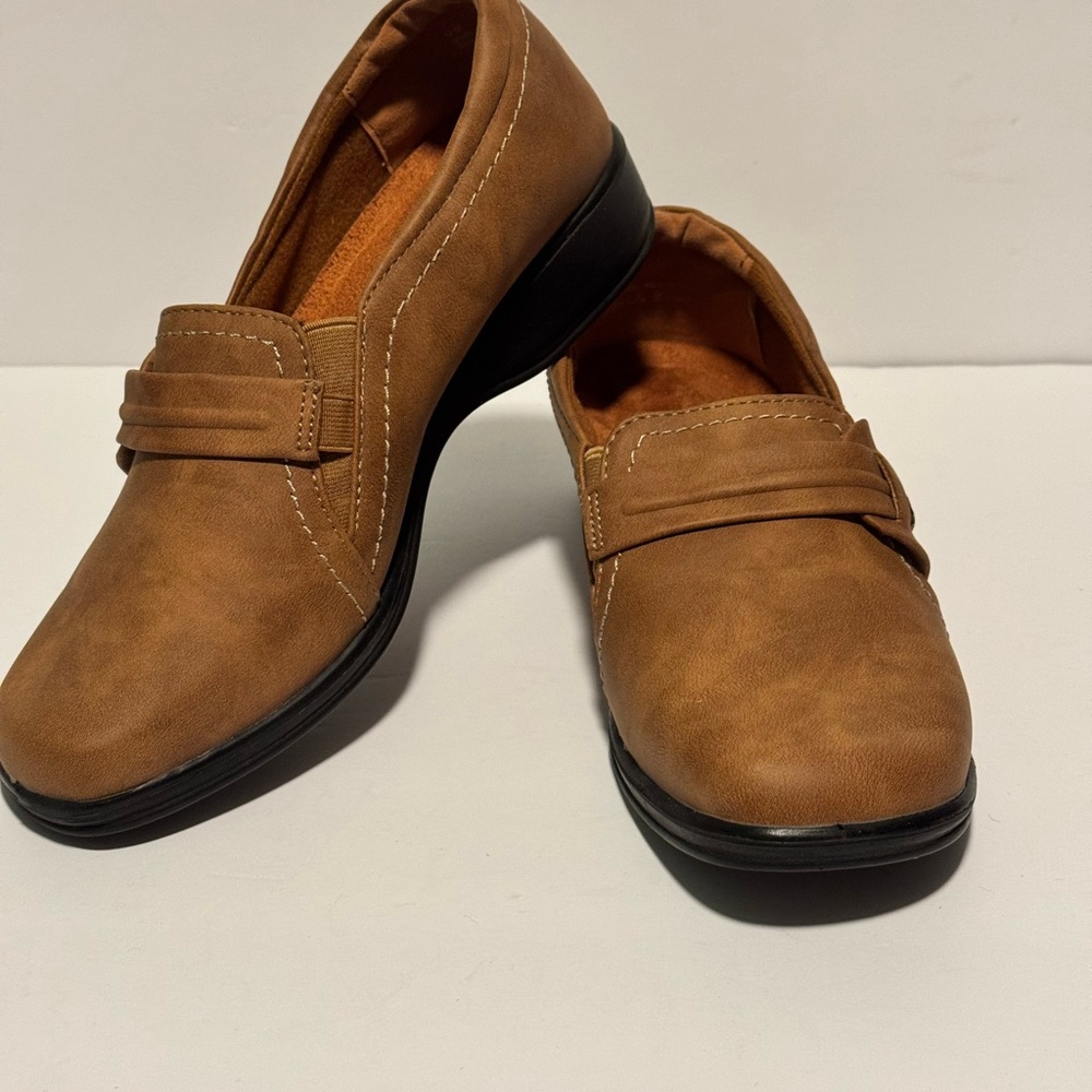 Easy Street Women’s 9 Comfort Wave Brown Camel Slip On Shoes Loafers Suede